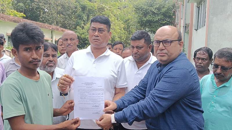 মাটি ধসে মৃত দুই যুবকের পরিবারকে ৪ লক্ষ টাকা করে আর্থিক সহায়তা