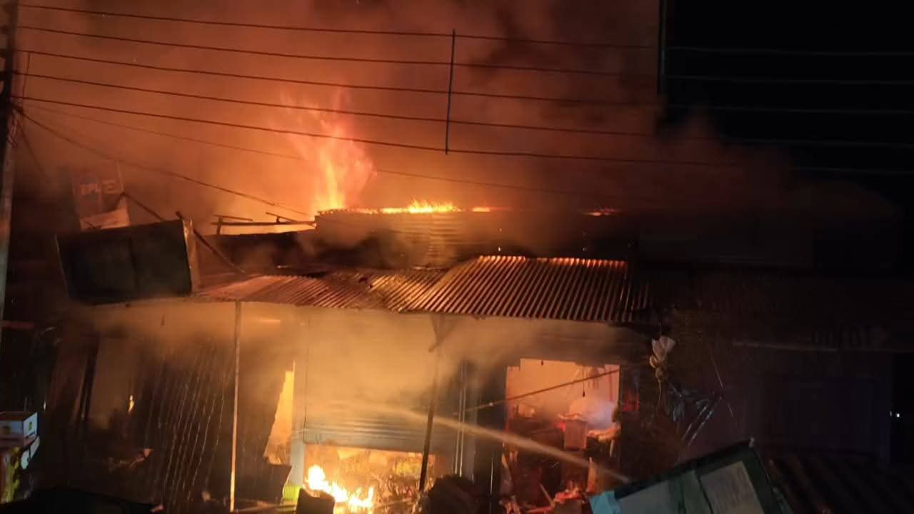 তেলিয়ামুড়া ফল বাজারে ভয়াবহ অগ্নিকাণ্ড, পুড়ে ছাই ৬–৭টি দোকান