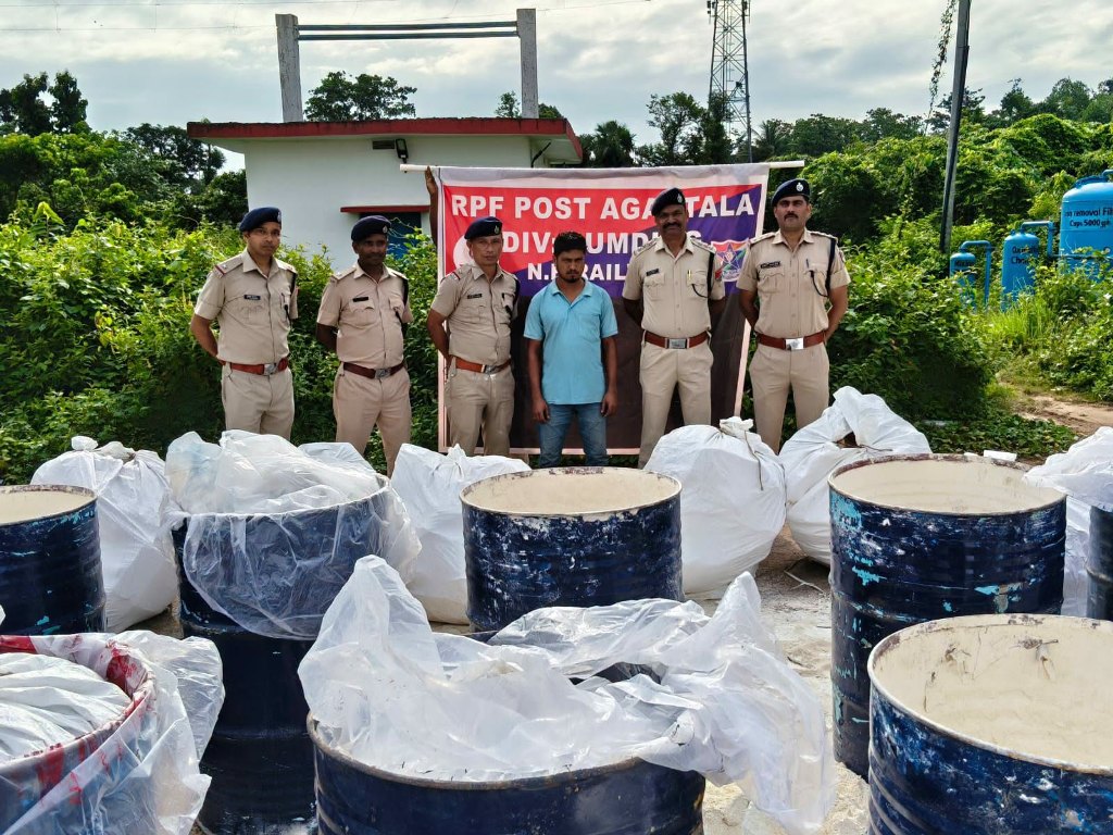 আগরতলা রেলস্টেশনে বিপুল পরিমাণ নিষিদ্ধ কফ সিরাপের বাজেয়াপ্ত