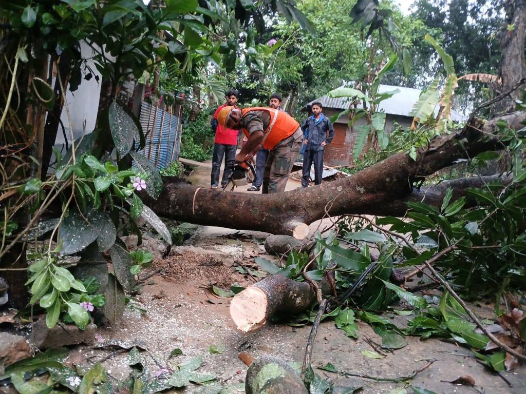 দুর্যোগ ক্ষতিগ্রস্ত এলাকা পরিদর্শনে দক্ষিণ জেলার জেলাশাসক