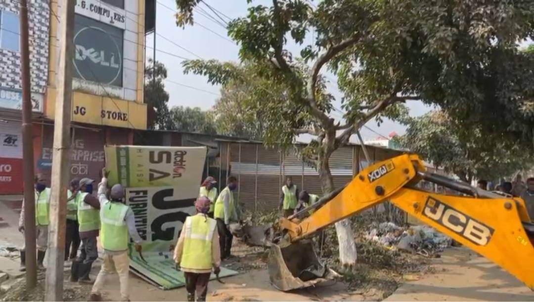 তেলিয়ামুড়া'য় পৌর পরিষদের উচ্ছেদ অভিযান, ফুটপাত দখলমুক্ত করতে কড়া পদক্ষেপ