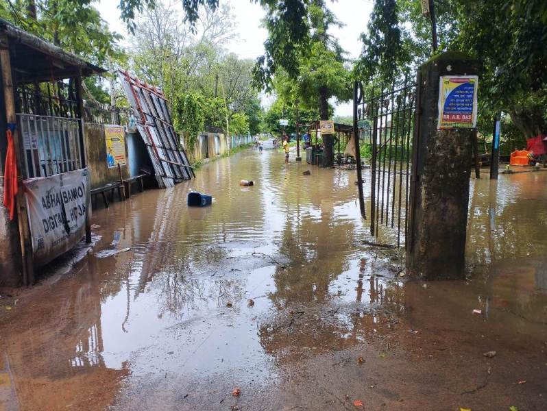 প্রবল বৃষ্টিপাতে খোয়াইয়ে জলমগ্ন মূল সড়ক