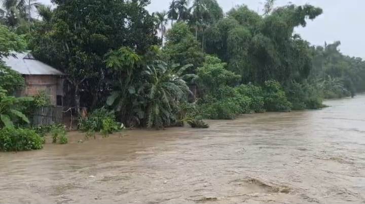 বিপৎসীমার দিকে ধাবমান খোয়াই নদী