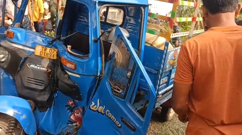 দুর্ঘটনার শিকার পণ্যবাহী অটো 