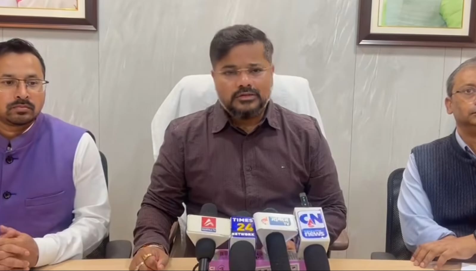 রাজ্যে পর্যাপ্ত পরিমাণে পেট্রোল, ডিজেল মজুত রয়েছে, অযথা আতঙ্কের কারণ নেই : খাদ্য দপ্তর