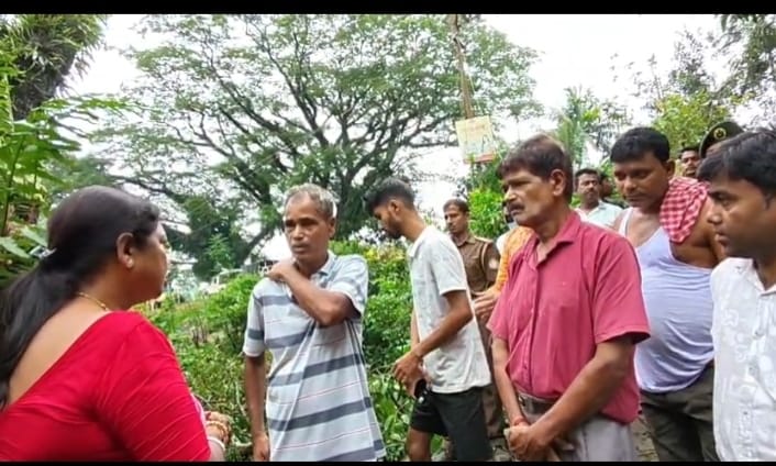 বটবৃক্ষ উপড়ে পড়ে ক্ষতিগ্রস্ত বসতঘর পরিদর্শনে বিধায়িয়া 