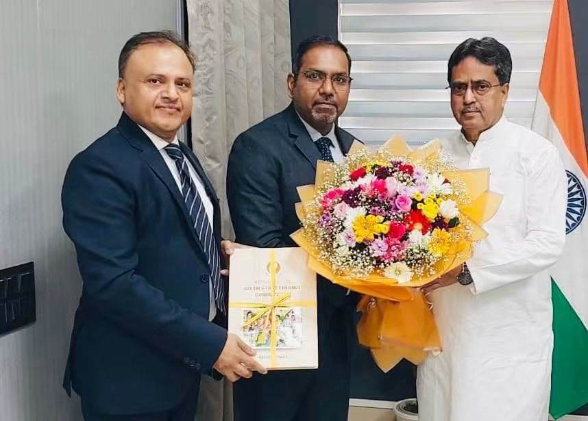 মুখ্যমন্ত্রীর নিকট ষষ্ঠ রাজ্য অর্থ কমিশনের প্রতিবেদন পেশ