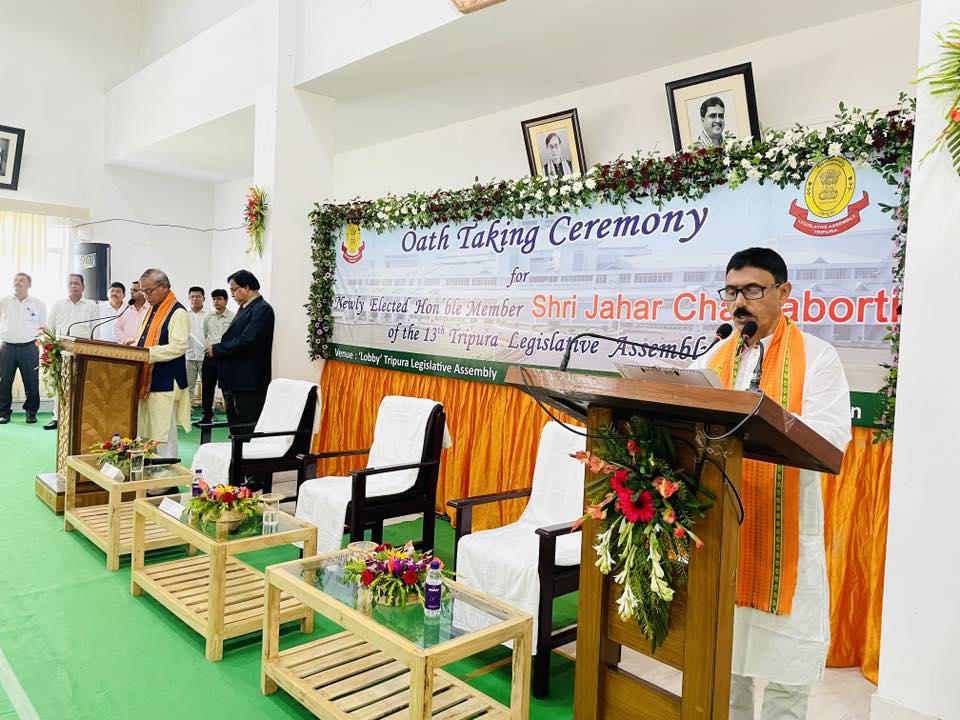 শপথ নিলেন বিধায়ক জহর চক্রবর্তী