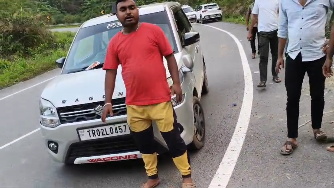 জাতীয় সড়কে গাড়ি আটকে দুঃসাহসিক ডাকাতি