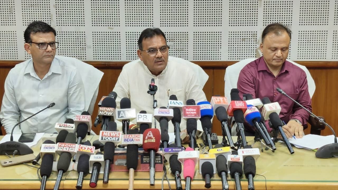 গ্রুপ-সি ও গ্রুপ-ডি কর্মচারি, পেনশন প্রাপক সহ অনিয়মিত কর্মচারিদের পূজা অনুদান বাড়ানো হয়েছে : অর্থমন্ত্রী
