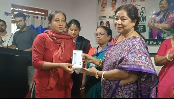 তেলিয়ামুড়ায় আশা কর্মীদের হাতে স্মার্ট মোবাইল 