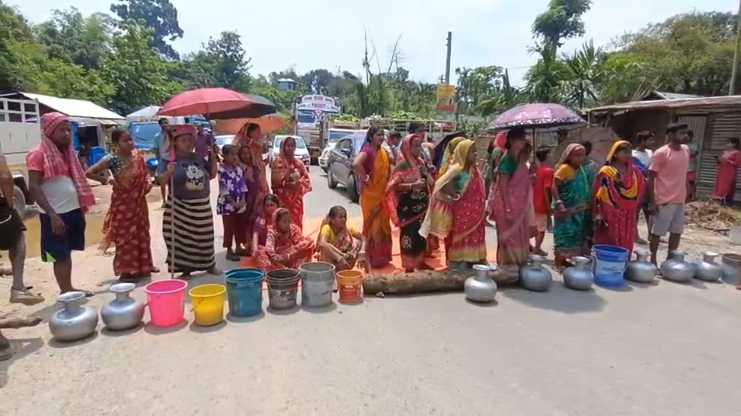 পানীয় জলের দাবিতে জাতীয় সড়ক অবরোধ