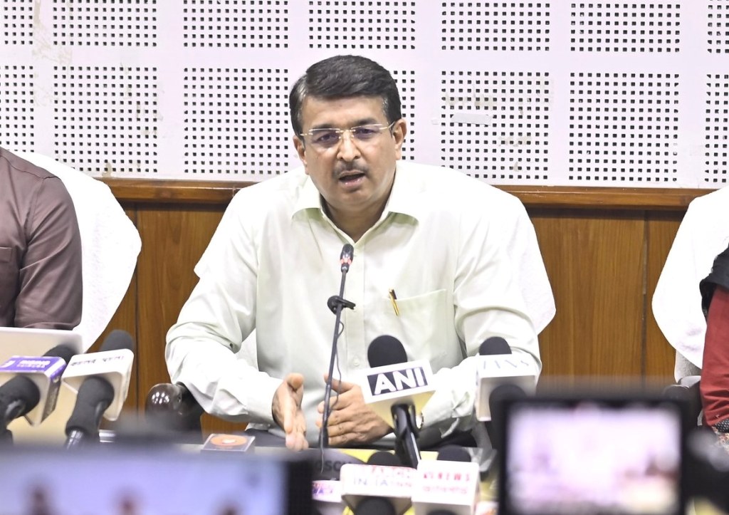 আসন্ন দুর্গাপূজার আগেই রাজ্যের সড়কগুলিকে সংস্কার করতে উদ্যোগ নিয়েছে রাজ্য সরকার: পূর্ত সচিব